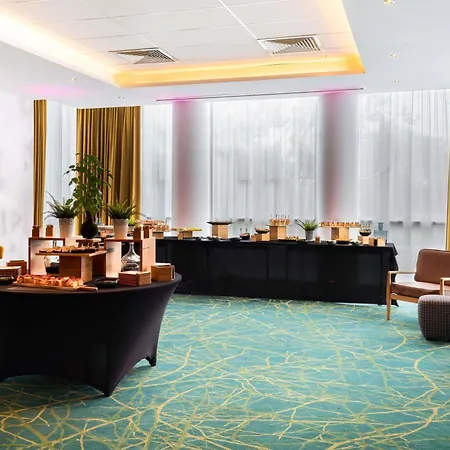 Отель Novotel 17 4*